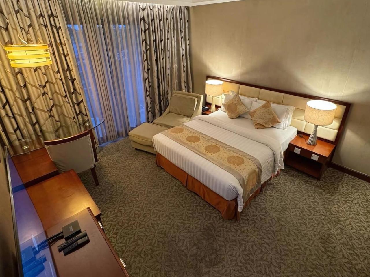 The Avenue Plaza Hotel Нага Екстериор снимка