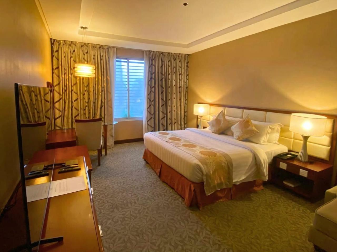 The Avenue Plaza Hotel Нага Екстериор снимка