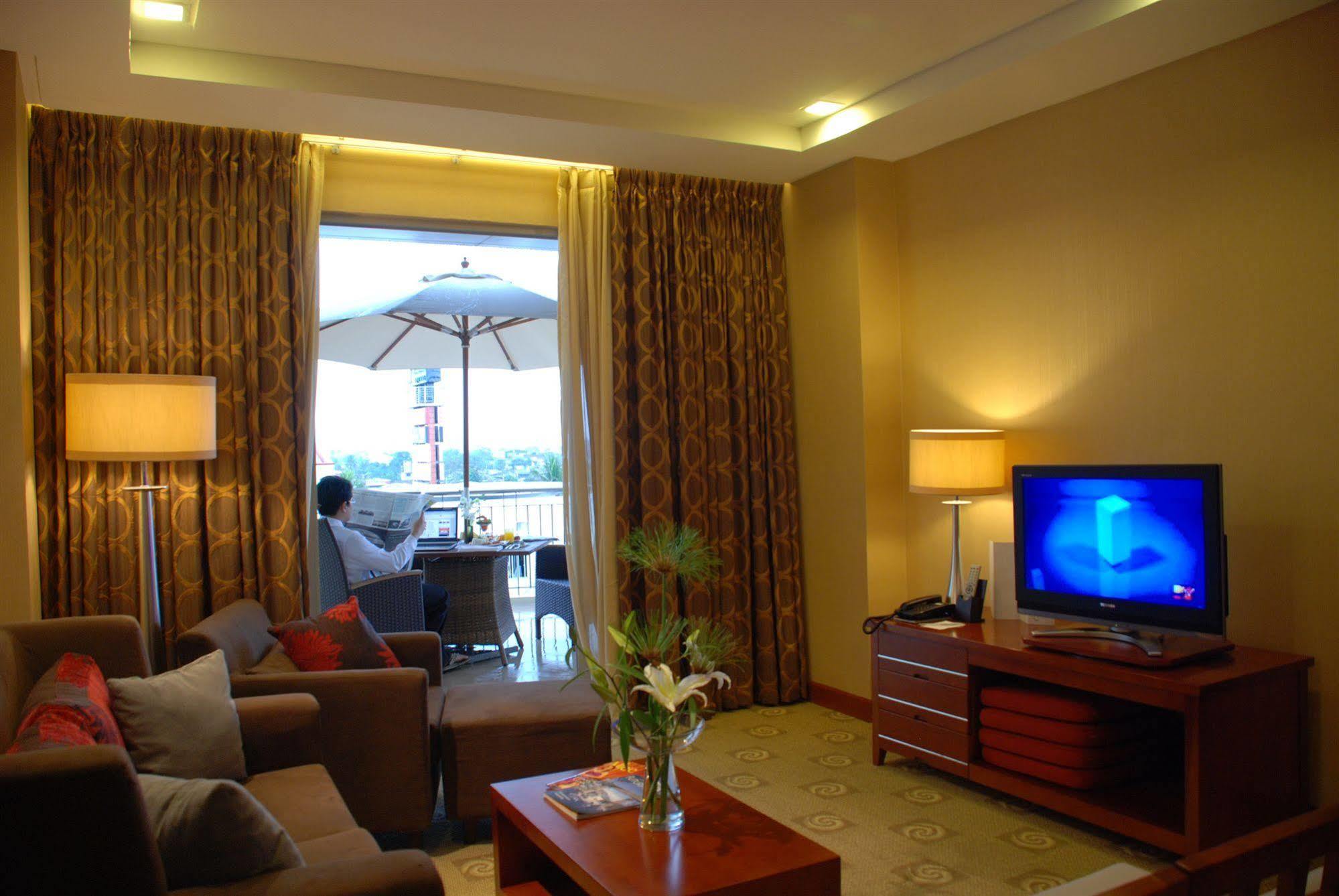 The Avenue Plaza Hotel Нага Екстериор снимка